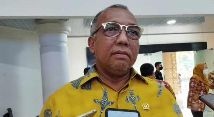 Anggota Komisi XI DPR RI, Andi Achmad Dara saat wawancara di Gedung Serba Guna Pusat Pemerintahan Kabupaten Tangerang. (foto: poskota)