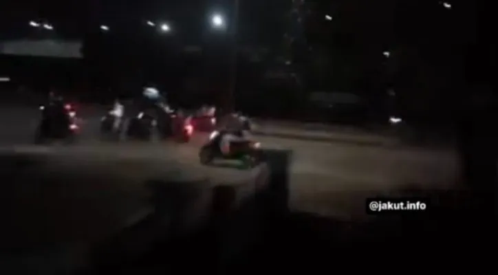 Tangkapan layar rekaman video amatir aksi saling serang antar gengster di Dewa Ruci, Cilincing, Jakarta Utara.  (foto: ist)