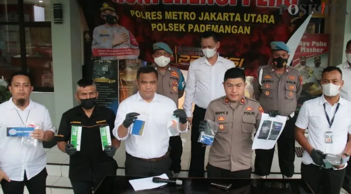 Polsek pademangan saat menggelar rilis media kasus penipuan jual beli iPhone online. (foto: poskota)