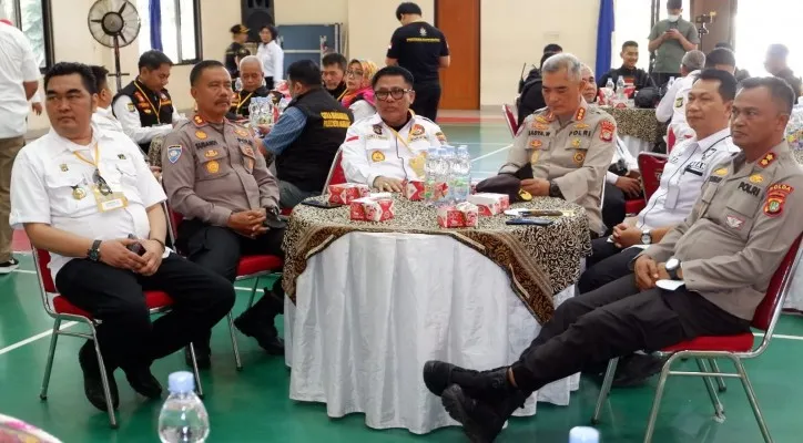 Dirbinmas Polda Metro Jaya Kombes Pol Badya Wijaya dengan Ketua Pokdarkamtibmas Daerah Metro Jaya, Prof DR Ir Djoko Setyo Widodo,  bersama Kasat Binmas Polres Metro Depok AKBP Subadi menghadiri Rakerda di Beji Depok. (Foto: Angga)