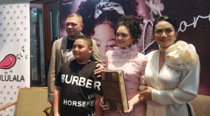 Putri Krisdayanti, Amora Lemos merilis single perdana 'Buku Mimpiku' di Jakarta. (foto: ist)