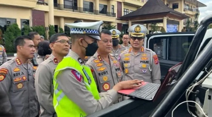  Kapolda Banten Irjen Rudy Heriyanto saat melihat cara kerja ETLE portabel. (ist)