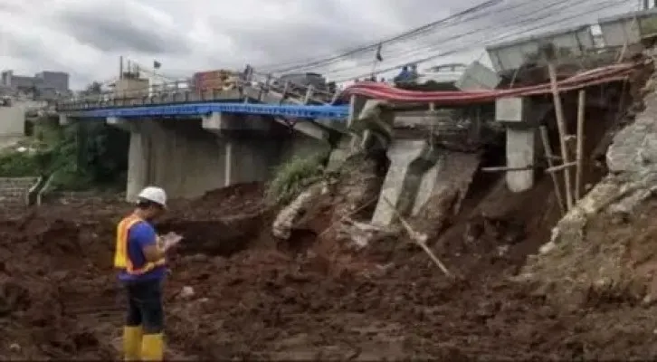 Jembatan Pamuruyan yang menghubungkan Bogor-Sukabumi ambles. (foto: ist)