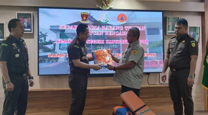 Kejari Kabupaten Bogor saat mengembalikan barang bukti kasus penyalahgunaan bantuan bencana tahun anggaran 2017 ke BPBD Kabupaten Bogor. (foto: ist)