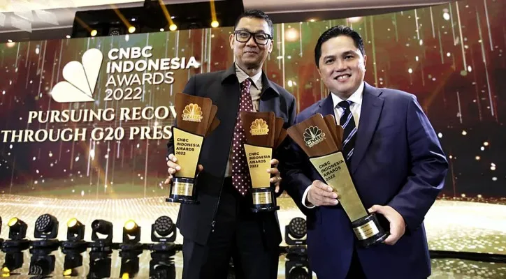 Dirut PLN, Darmawan Prasodjo bersama Menteri BUMN, Erick Thohir usai menerima penghargaan CEO of The Year. (ist)