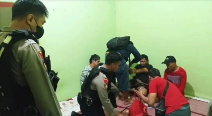 Petugas Reskrim dibantu Tim Printis Presisi Polres Metro Depok menggrebek rumah kontrakan para pemuda tengah main judi kartu domino. (Ist)