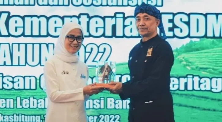 Bupati Lebak Iti Octavia Jayabaya saat menyerahkan cenderamata kepada Menteri ESDM Arifin Tasrif. (foto: ist)