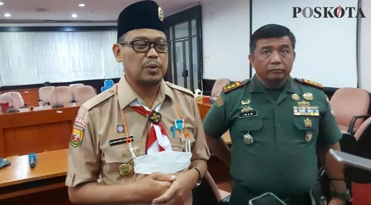 Wakil Wali Kota Depok Imam Budi Hartono didampingi Kasdin Kodim 0508/dpk Letkol Inf Imam usai pertemuan dengan para orang tua murid di Balai Kota Depok. (Foto: Angga)