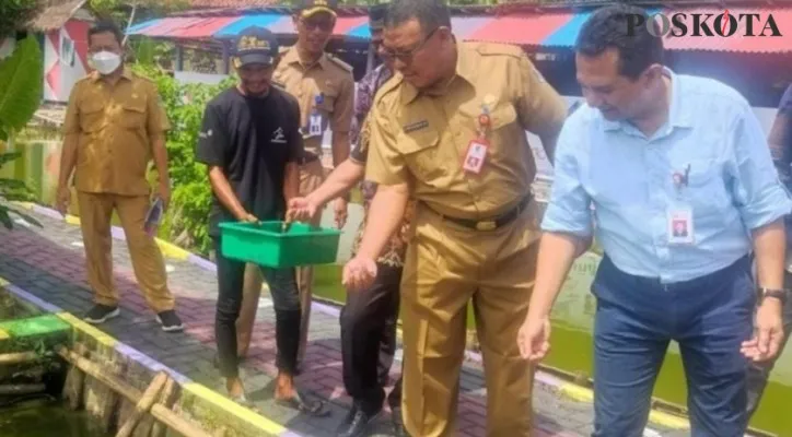 Kunjungan Asisten Bidang Pemerintahan dan Kesra (Asda 1) Kabupaten Tangerang, Yani Sutisna ke Kampung Tematik. (foto: poskota/veronica)