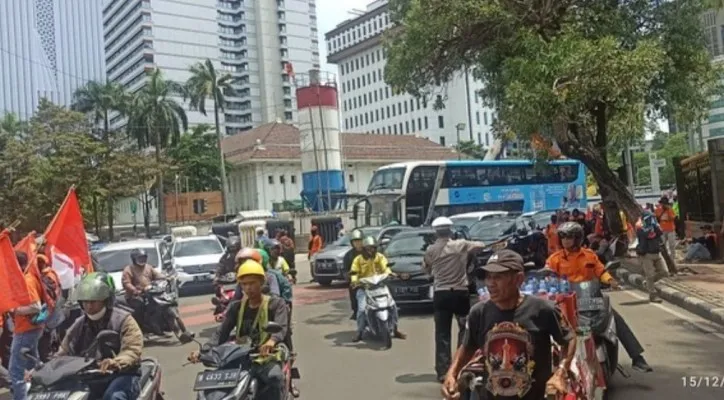 Polisi lakukan pengalihan arus lalulintas di Jalan Medan Merdeka Barat, Jakpus, buntut dari adanya aksi unjuk rasa, Kamis (15/12/2022). (Ist)