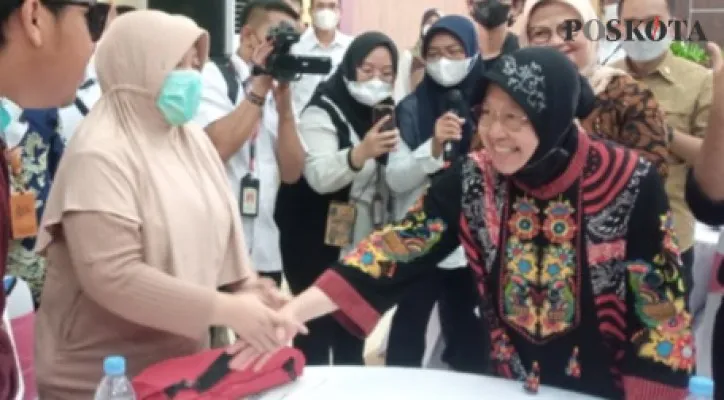 Menteri Sosial Tri Rismaharini saat menyapa penerima bantuan sosial di Aula sentra Pangudi Luhur, Bekasi. (foto: poskota/ihsan)