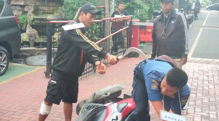 Polisi saat melakukan rekonstruksi kasus pembegalan yang dialam petugas Damkar Jakarta Pusat. (Ist)