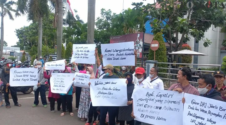 Belasan warga melakukan aksi unjuk rasa di kantor BPN/ATR Jakarta Barat, menuntut agar segera mengusut adanya mafia tanah.  (Foto: Pandi)