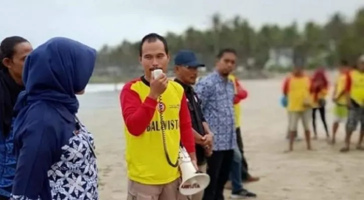 Ketua Balawista Banten, Ade Ervin pegang alat pengeras suara. (Foto: Ist).