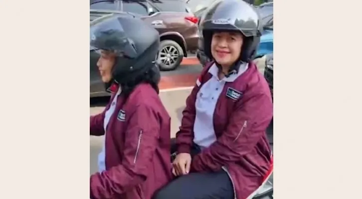 Ketua DPR Puan Maharani menikmati naik motor listrik dengan dibonnceng Menteri PPPA I Gusti Ayu Bintang Darmawati. (Foto: tangkapan layar)