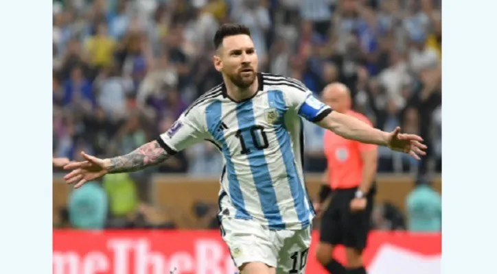 Lionel Messi merayakan gol yang dihasilkan dari tendangan penalti pada menit 22. (Foto: @FIFAWorldCup)