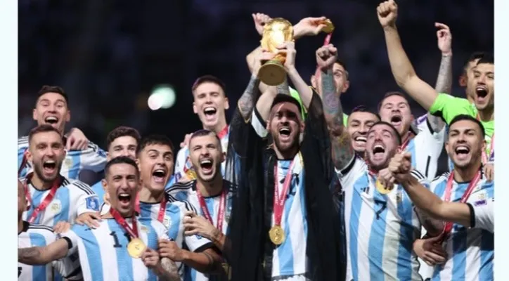 Kapten tim Argentina Lionel Messi mengangkat trofi Piala Dunia setelah menjadi jawara dengan mengalahkan Prancis. (Foto: @FIFAWorldCup)