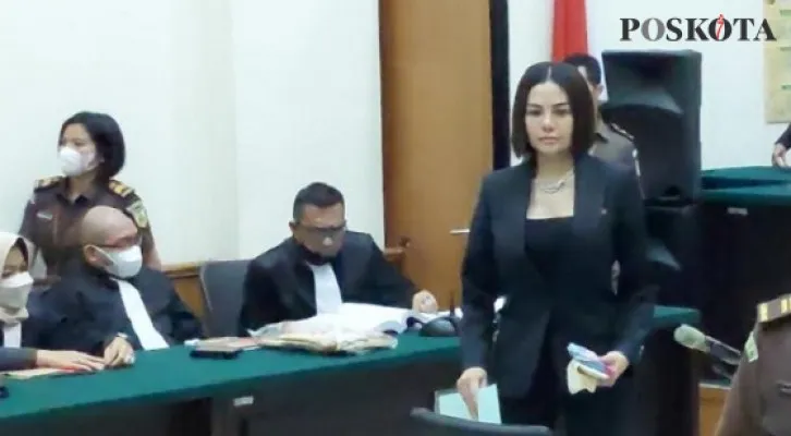 Nikita Mirzani saat memasuki ruang sidang di PN Serang (Poskota/Bilal)