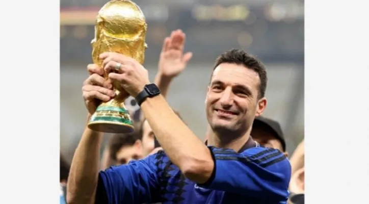 Pelatih Argentina Lionel Scaloni sukses raih trofi Piala Dunia 2022. (Foto: @FIFAWorldCup)