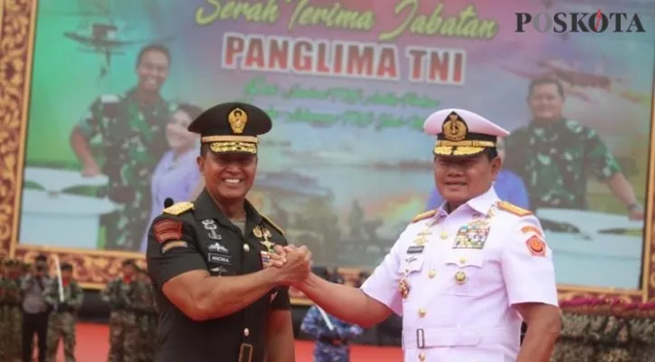 Jenderal TNI Andika Perkasa secara resmi menyerahkan jabatan Panglima TNI kepada Laksamana TNI Yudo Margono. (Foto: rizal/poskota)