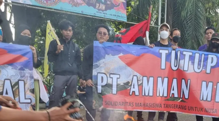 Aksi demo mahasiswa Tangerang mendesak perusahaan tambang nasional yang menyebabkan pegawai meninggal dan luka-luka ditutup.(ist)