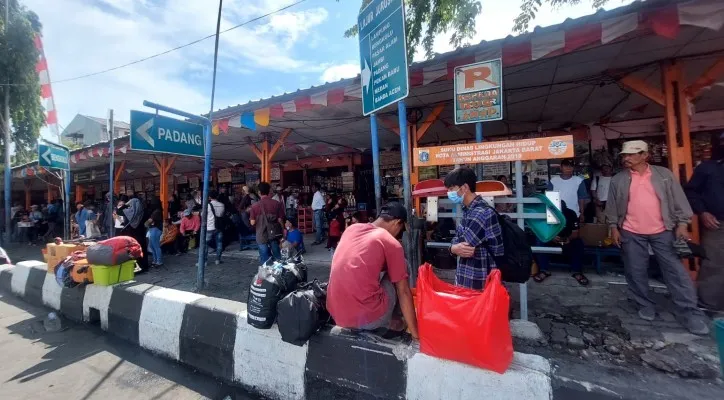 Suasana di Terminal Bus Kalideres, Jakarta Barat menjelang liburan Nataru. (Foto: Pandi)