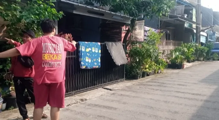  Warga saat menunjukkan lokasi mobil korban yang terparkir di depan rumah di Tambun Bekasi. Selasa (20/12/2022) sore. (Foto: Ihsan Fahmi)