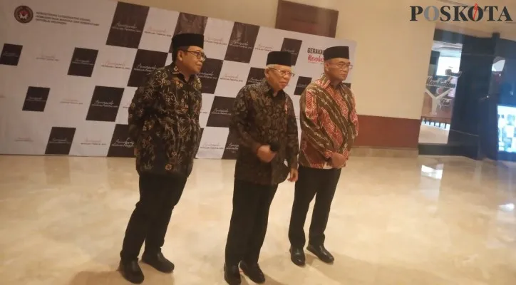 Wapres KH Ma'ruf Amin didampingi Menko PMK Muhadjir Effendy saat memberikan keterangan. (johara)