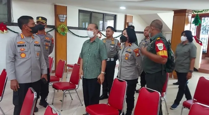 Kapolres Metro Depok Kombes Imran Edwin Siregar bersama Kapolsek Cinere Kompol Jun Nurhaidah Tampubolon cek kesiapan gereja GPDI Alfa Omega Cinere. (Foto: Angga).