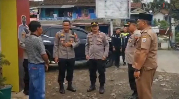 Kapolres Pandeglang AKBP Belny Werlansyah saat mengecek posko pengamanan nataru. (Foto: Samsul Fatoni).