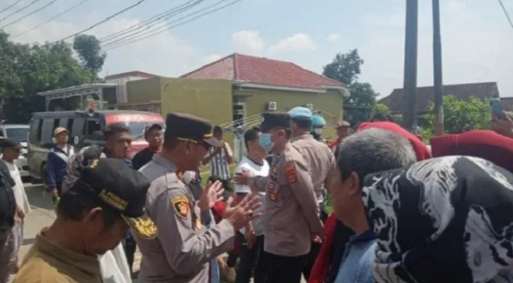 Warga memblokir Jalan Badami-Pangkalan sebagai upaya protes lantaran ganti rugi tanah dianggap murah.