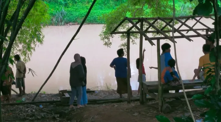 Sejumlah warga dan petugas BPBD Lebak saat melakukan pencarian korban tenggelam di Sungai Ciujung. (foto: ist)