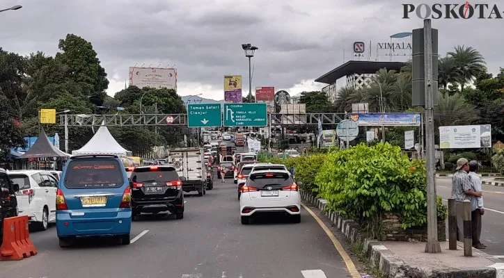 Memasuki pekan libur nataru, kawasan puncak mulai dipadati kendaraan pribadi. (Foto: Panca)