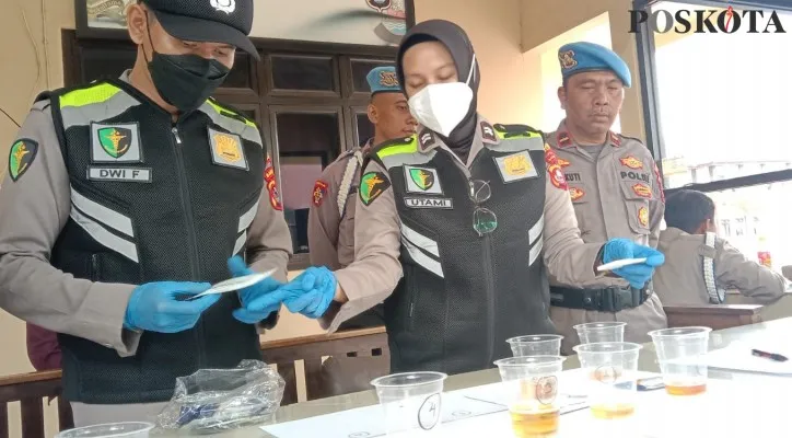 Personil Sie Dokkes saat melakukan pemeriksaan urine dengan pengawasan personil Sie Prompam.(Foto: Rahmat Haryono)