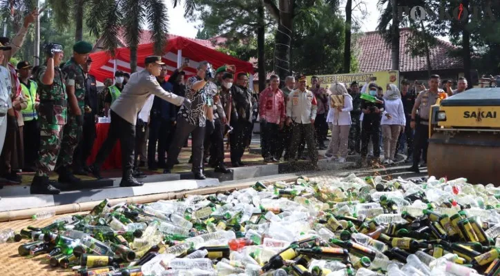 Kapolres Purwakarta AKBP Edwar Zulkarnain memimpin pemusnahan ribuan botol miras menjelang Nataru dalam upaya menciptakan Purwakarta kondusif.(Foto: Dadan)