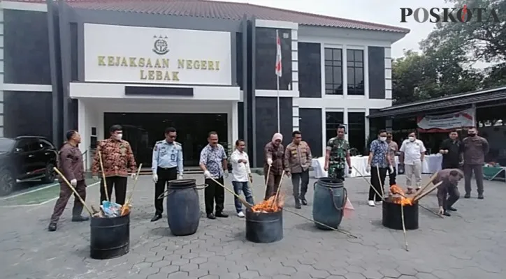 Jajaran Kejari dan Polres Lebak saat membakar barbuk hasil kejahatan. (Foto: Samsul Fatoni).