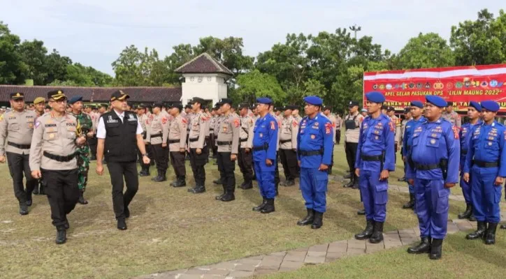 Kapolresta Tangerang Kombes Pol Raden Rhomdon Natakusuma dan Bupati Tangerang Ahmed Zaki Iskandar saat melakukan Apel Operasi Lilin 2022. (foto: poskota/veronica)