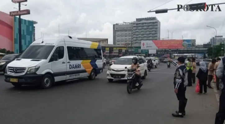 Petugas gabungan saat mengatur lalu lintas di depan Pos Pelayanan Mega Mall Bekasi. Jumat (23/12/2022) sore. (Ihsan Fahmi)