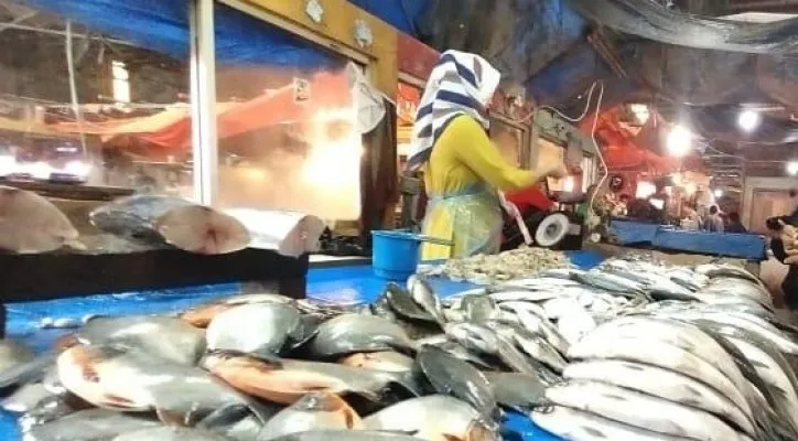 Salah seorang pedagang ikan di pasar Rangkasbitung saat menjajakan ikan dagangannya. (Foto: Ist).