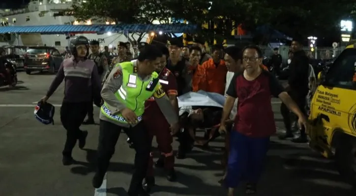 Korban terceburnya mobil di Pelabuhan Merak saat dievakuasi petugas. (foto: ist)