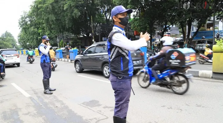 Dishub Kota Tangerang terjunkan 240 personel amankan Nataru. (foto: poskota/iqbal)