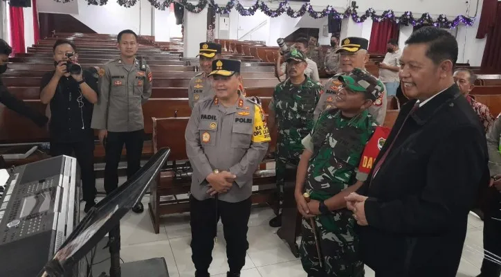 Kapolda Metro Jaya Irjen M Fadil Imran saat mengunjungi gereja di wilayah Jakarta dan Tangerang, Sabtu (24/12). (Ist)