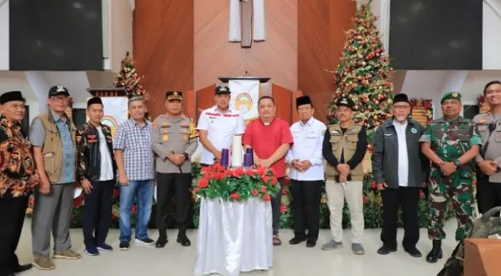 Jajaran Pemkot Bekasi, Polres Metro Bekasi Kota saat melakukan pemantauan sejumlah gereja di Kota Bekasi, Sabtu (24/12/2022) pagi. (Ist).