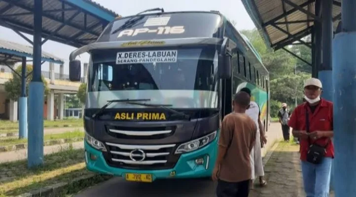 Bus Asli Prima Labuan-Kalideres di terminal Labuan, Pandeglang. (Foto: Ist)