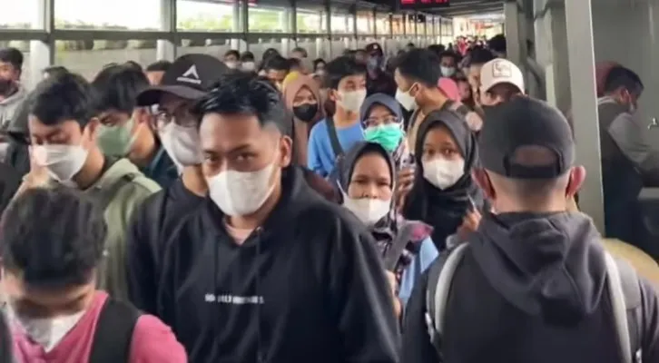 Ribuan penumpang saat turun di stasiun KAI Rangkasbitung Lebak. (Foto: Ist)