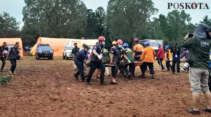 Ratusan relawan ikuti simulasi bencana di buperta cibubur. (aldi)