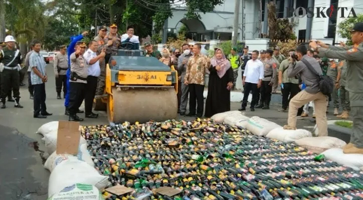 Ribuan botol miras dimusnahkan Pemkab Pandeglang. (Foto: Samsul Fatoni).