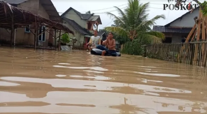 Warga Pandeglang terdampak banjir Sungai Cilemer saat evakuasi barang-barang isi rumah. (Foto: Samsul Fatoni).