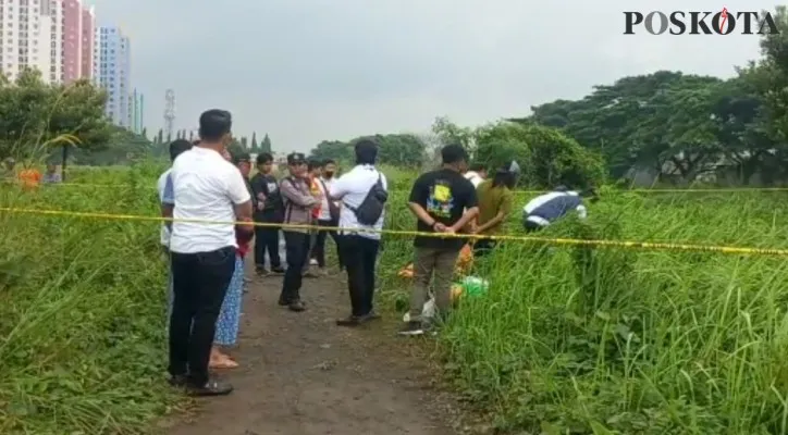 Sesosok mayat pria bertato ditemukan di kebon kosong di Jalan Daan Mogot, Duri Kosambi, Cengkareng, Jakarta Barat. (foto: poskota/pandi)