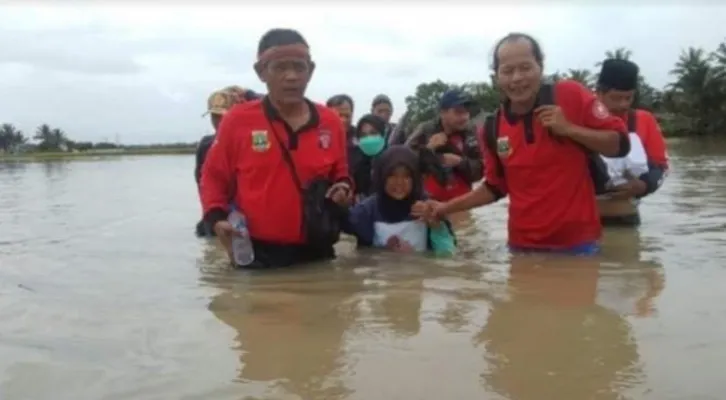 Sejumlah tim Tagana Pandeglang saat evakuasi korban banjir di wilayah Kabupaten Pandeglang. (Foto: Ist).